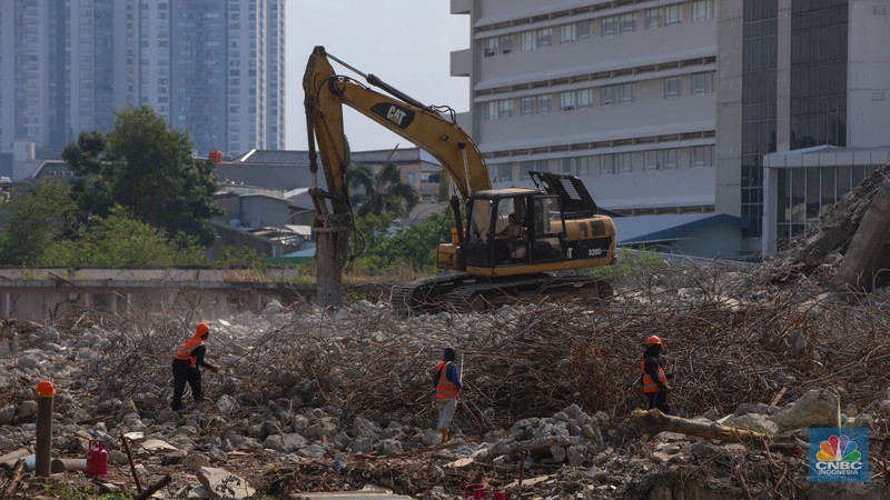 Pekerja menggunakan alat berat membongkar bangunan lama di lahan bekas Rumah Sakit (RS) Sumber Waras, Grogol, Jakarta, Jumat (31/10/2025). Pekerja menggunakan alat berat membongkar bangunan lama di lahan bekas Rumah Sakit (RS) Sumber Waras, Grogol, Jakarta, Jumat (31/10/2025). (CNBC Indonesia/Faisal Rahman)