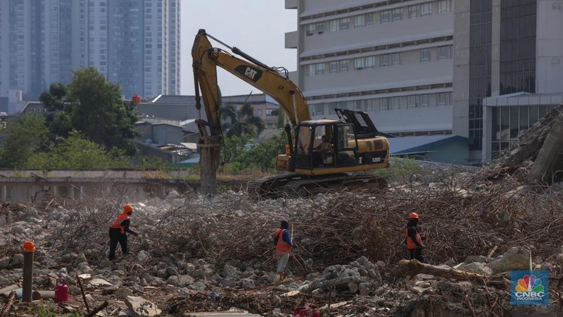 Pekerja menggunakan alat berat membongkar bangunan lama di lahan bekas Rumah Sakit (RS) Sumber Waras, Grogol, Jakarta, Jumat (31/10/2025). Pekerja menggunakan alat berat membongkar bangunan lama di lahan bekas Rumah Sakit (RS) Sumber Waras, Grogol, Jakarta, Jumat (31/10/2025). (CNBC Indonesia/Faisal Rahman)