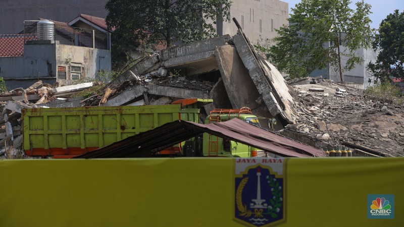 Pekerja menggunakan alat berat membongkar bangunan lama di lahan bekas Rumah Sakit (RS) Sumber Waras, Grogol, Jakarta, Jumat (31/10/2025). Pekerja menggunakan alat berat membongkar bangunan lama di lahan bekas Rumah Sakit (RS) Sumber Waras, Grogol, Jakarta, Jumat (31/10/2025). (CNBC Indonesia/Faisal Rahman)