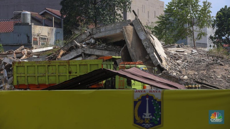 Pekerja menggunakan alat berat membongkar bangunan lama di lahan bekas Rumah Sakit (RS) Sumber Waras, Grogol, Jakarta, Jumat (31/10/2025). Pekerja menggunakan alat berat membongkar bangunan lama di lahan bekas Rumah Sakit (RS) Sumber Waras, Grogol, Jakarta, Jumat (31/10/2025). (CNBC Indonesia/Faisal Rahman)