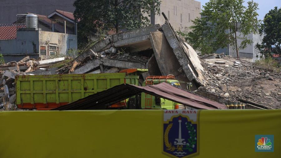 Pekerja menggunakan alat berat membongkar bangunan lama di lahan bekas Rumah Sakit (RS) Sumber Waras, Grogol, Jakarta, Jumat (31/10/2025). Pekerja menggunakan alat berat membongkar bangunan lama di lahan bekas Rumah Sakit (RS) Sumber Waras, Grogol, Jakarta, Jumat (31/10/2025). (CNBC Indonesia/Faisal Rahman)
