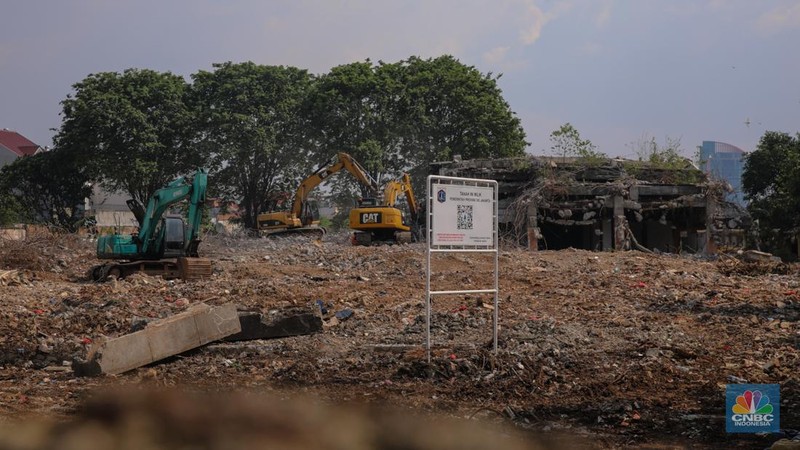 Pekerja menggunakan alat berat membongkar bangunan lama di lahan bekas Rumah Sakit (RS) Sumber Waras, Grogol, Jakarta, Jumat (31/10/2025). Pekerja menggunakan alat berat membongkar bangunan lama di lahan bekas Rumah Sakit (RS) Sumber Waras, Grogol, Jakarta, Jumat (31/10/2025). (CNBC Indonesia/Faisal Rahman)