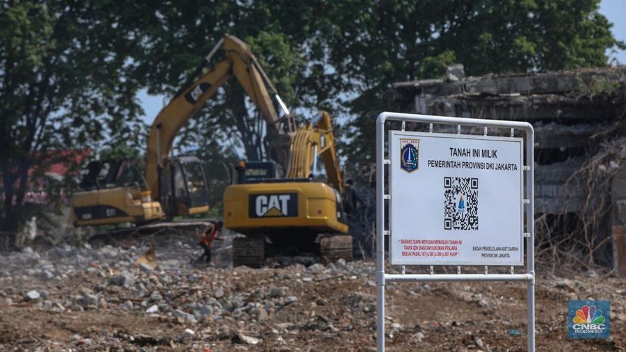 Pekerja menggunakan alat berat membongkar bangunan lama di lahan bekas Rumah Sakit (RS) Sumber Waras, Grogol, Jakarta, Jumat (31/10/2025). Pekerja menggunakan alat berat membongkar bangunan lama di lahan bekas Rumah Sakit (RS) Sumber Waras, Grogol, Jakarta, Jumat (31/10/2025). (CNBC Indonesia/Faisal Rahman)