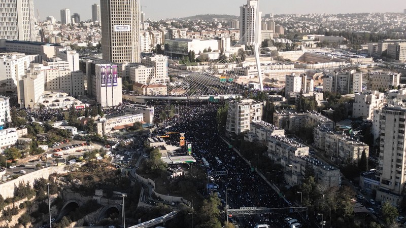 Pria Yahudi Ultra-Ortodoks berkumpul di dan di bawah Jembatan Chords selama protes  Pria Yahudi Ultra-Ortodoks berkumpul di dan di bawah Jembatan Chords selama protes