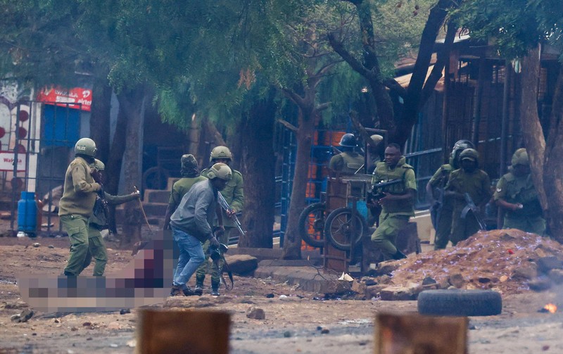 Polisi anti huru hara Tanzania membubarkan demonstran selama protes keras yang menodai pemilu menyusul diskualifikasi dua kandidat oposisi terkemuka di Dar es Salaam, Tanzania, 29 Oktober 2025. Polisi anti huru hara Tanzania membubarkan demonstran selama protes keras yang menodai pemilu menyusul diskualifikasi dua kandidat oposisi terkemuka di Dar es Salaam, Tanzania, 29 Oktober 2025. (REUTERS/Onsase Ochando)