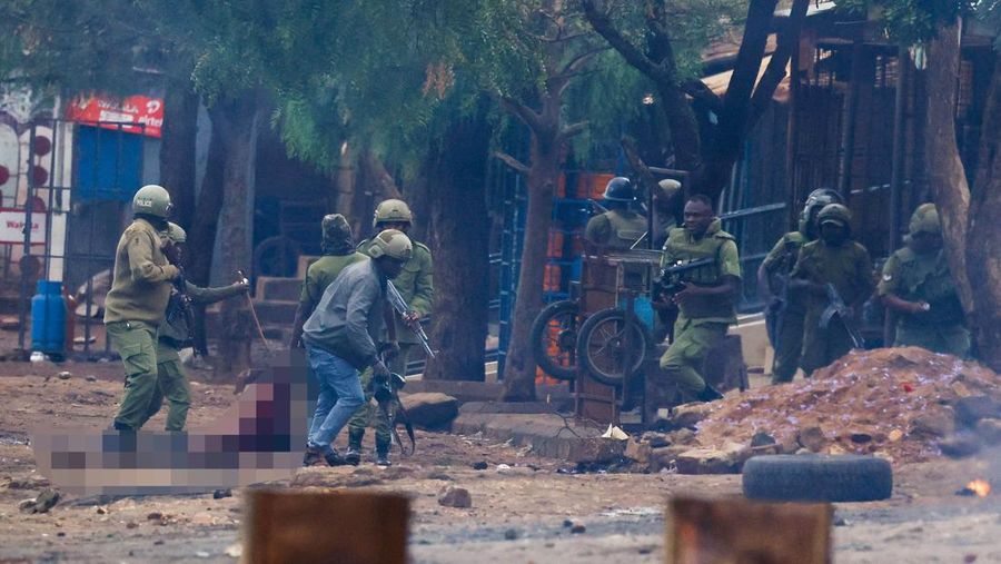 Polisi anti huru hara Tanzania membubarkan demonstran selama protes keras yang menodai pemilu menyusul diskualifikasi dua kandidat oposisi terkemuka di Dar es Salaam, Tanzania, 29 Oktober 2025. Polisi anti huru hara Tanzania membubarkan demonstran selama protes keras yang menodai pemilu menyusul diskualifikasi dua kandidat oposisi terkemuka di Dar es Salaam, Tanzania, 29 Oktober 2025. (REUTERS/Onsase Ochando)