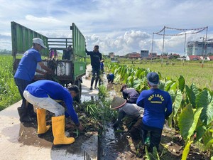 Petugas-Warga Binaan Lapas Purwokerto Kerja Bakti-Salurkan Bansos di Pamijen