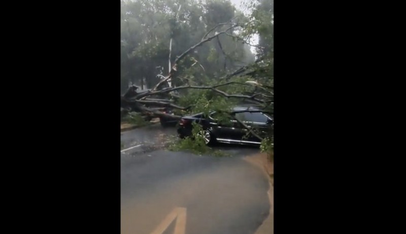 Kendaraan melewati banjir di lampu merah Fatmawati, Jakarta, Kamis (30/10/2025). Kendaraan melewati banjir di lampu merah Fatmawati, Jakarta, Kamis (30/10/2025). (CNBC Indonesia/Tri Susilo)