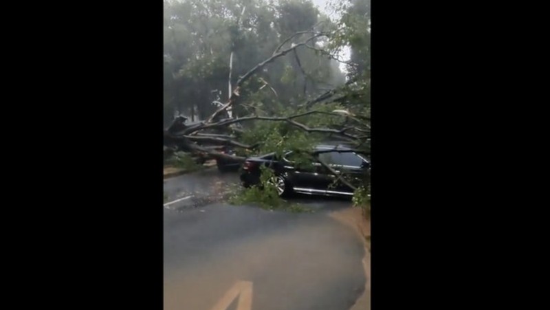 Kendaraan melewati banjir di lampu merah Fatmawati, Jakarta, Kamis (30/10/2025). Kendaraan melewati banjir di lampu merah Fatmawati, Jakarta, Kamis (30/10/2025). (CNBC Indonesia/Tri Susilo)