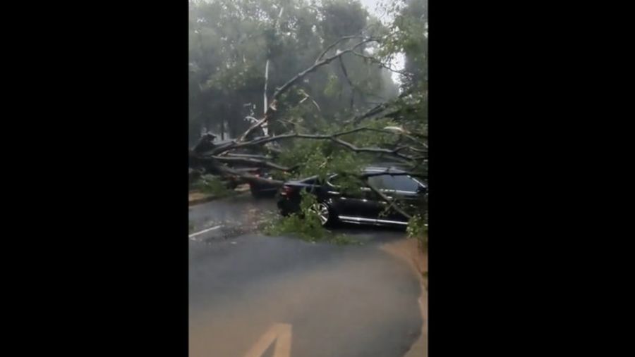 Kendaraan melewati banjir di lampu merah Fatmawati, Jakarta, Kamis (30/10/2025). Kendaraan melewati banjir di lampu merah Fatmawati, Jakarta, Kamis (30/10/2025). (CNBC Indonesia/Tri Susilo)