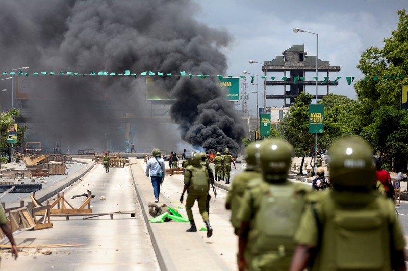 Polisi anti huru hara Tanzania membubarkan demonstran selama protes keras yang menodai pemilu menyusul diskualifikasi dua kandidat oposisi terkemuka di Dar es Salaam, Tanzania, 29 Oktober 2025. Polisi anti huru hara Tanzania membubarkan demonstran selama protes keras yang menodai pemilu menyusul diskualifikasi dua kandidat oposisi terkemuka di Dar es Salaam, Tanzania, 29 Oktober 2025. (REUTERS/Onsase Ochando)