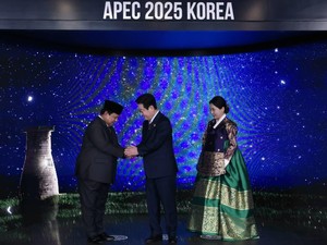 Prabowo Disambut Hangat Presiden Korsel dan Istri di Gala Dinner KTT APEC 2025