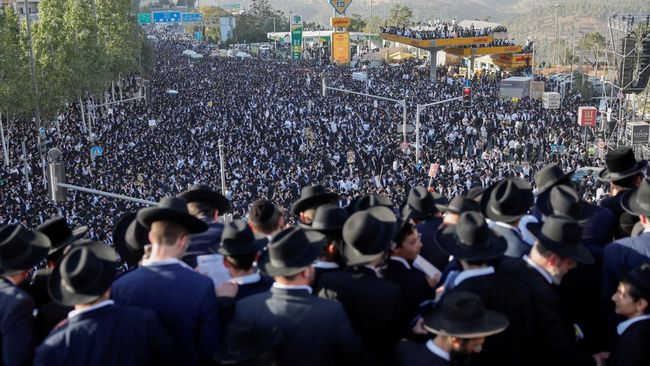 Laut Manusia! Ramai-Ramai Yahudi Ortodok Israel Demo Tolak Wamil