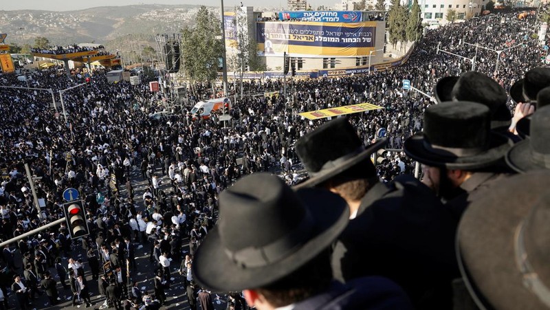 Pria Yahudi Ultra-Ortodoks berkumpul di dan di bawah Jembatan Chords selama protes  Pria Yahudi Ultra-Ortodoks berkumpul di dan di bawah Jembatan Chords selama protes