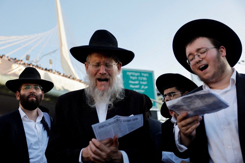 Pria Yahudi Ultra-Ortodoks berkumpul di dan di bawah Jembatan Chords selama protes  Pria Yahudi Ultra-Ortodoks berkumpul di dan di bawah Jembatan Chords selama protes