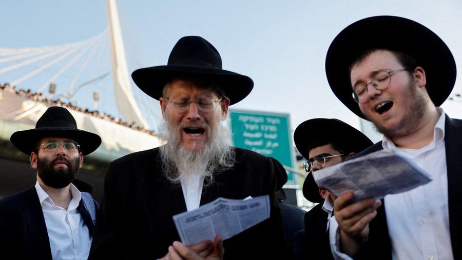 Pria Yahudi Ultra-Ortodoks berkumpul di dan di bawah Jembatan Chords selama protes  Pria Yahudi Ultra-Ortodoks berkumpul di dan di bawah Jembatan Chords selama protes