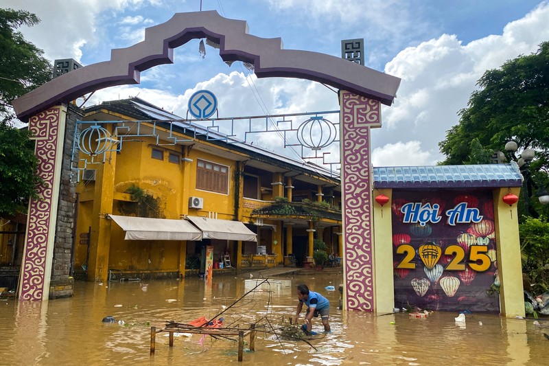 Seorang pria membersihkan puing-puing dari daerah banjir di Hoi An, menyusul banjir mematikan di Vietnam tengah, 31 Oktober 2025. Seorang pria membersihkan puing-puing dari daerah banjir di Hoi An, menyusul banjir mematikan di Vietnam tengah, 31 Oktober 2025. (REUTERS/Thinh Nguyen)