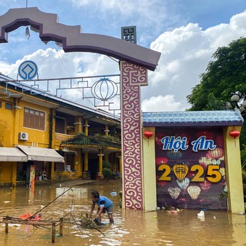Potret Banjir Dahsyat Usai Hujan Lebat Pecahkan Rekor, 13 Orang Tewas