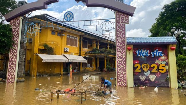 Potret Banjir Dahsyat Usai Hujan Lebat Pecahkan Rekor, 13 Orang Tewas