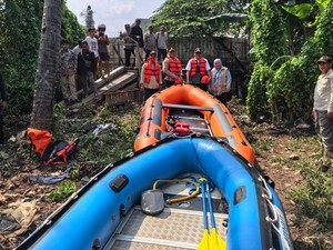 Tim SAR Cari Remaja Hanyut Usai Berenang di Kali Mampang
