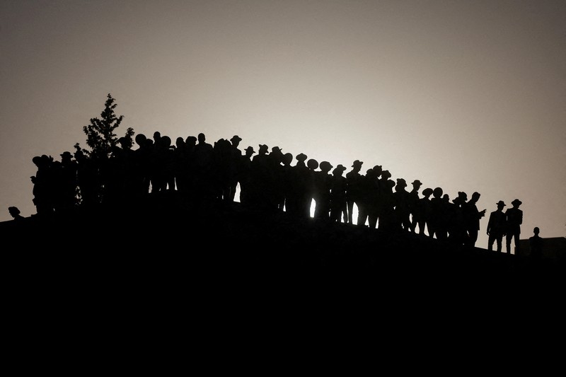 Pria Yahudi Ultra-Ortodoks berkumpul di dan di bawah Jembatan Chords selama protes  Pria Yahudi Ultra-Ortodoks berkumpul di dan di bawah Jembatan Chords selama protes