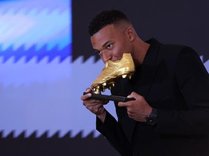 Mbappe Terima Sepatu Emas Eropa, Pengin Lama di Madrid