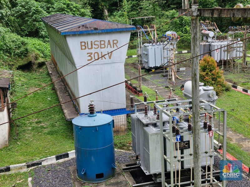 Suasana di Pembangkit Listrik Tenaga Air (PLTA) Tonsealama di Tondano Utara, Kabupaten Minahasa, Sulawesi Utara (30/10/2025). Adapun, PLTA Tonsealama merupakan salah satu PLTA tertua di Indonesia. Suasana di Pembangkit Listrik Tenaga Air (PLTA) Tonsealama di Tondano Utara, Kabupaten Minahasa, Sulawesi Utara (30/10/2025). Adapun, PLTA Tonsealama merupakan salah satu PLTA tertua di Indonesia. (CNBC Indonesia/Verda Nano Setiawan)