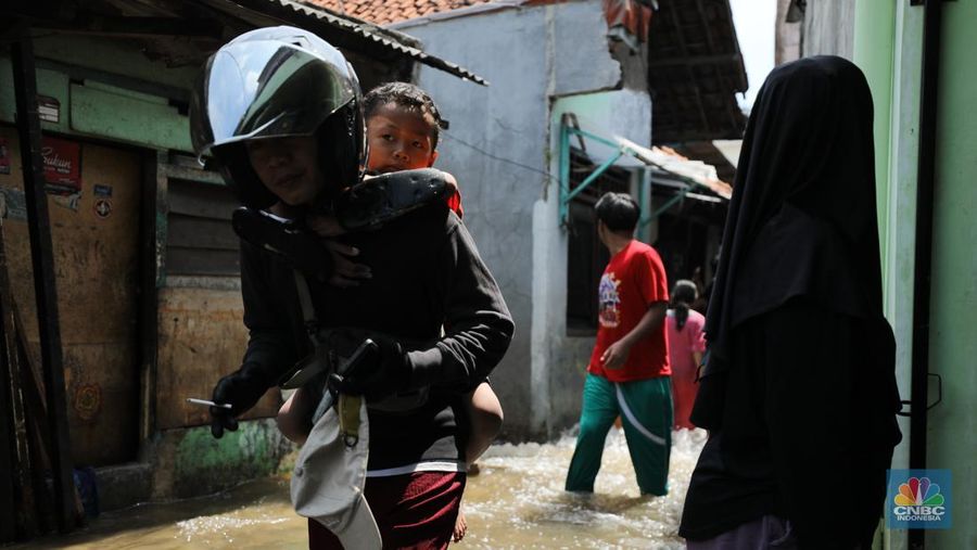 Tanggul Baswedan jebol akibat hujan deras dan luapan Kali PHB di Kali Pulo Jatipadang, Jakarta, Jumat (31/10/2025). (CNBC Indonesia/Tri Susilo) Tanggul Baswedan jebol akibat hujan deras dan luapan Kali PHB di Kali Pulo Jatipadang, Jakarta, Jumat (31/10/2025). (CNBC Indonesia/Tri Susilo)