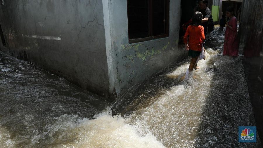 Tanggul Baswedan jebol akibat hujan deras dan luapan Kali PHB di Kali Pulo Jatipadang, Jakarta, Jumat (31/10/2025). (CNBC Indonesia/Tri Susilo) Tanggul Baswedan jebol akibat hujan deras dan luapan Kali PHB di Kali Pulo Jatipadang, Jakarta, Jumat (31/10/2025). (CNBC Indonesia/Tri Susilo)