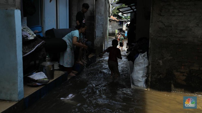 Tanggul Baswedan jebol akibat hujan deras dan luapan Kali PHB di Kali Pulo Jatipadang, Jakarta, Jumat (31/10/2025). (CNBC Indonesia/Tri Susilo) Tanggul Baswedan jebol akibat hujan deras dan luapan Kali PHB di Kali Pulo Jatipadang, Jakarta, Jumat (31/10/2025). (CNBC Indonesia/Tri Susilo)