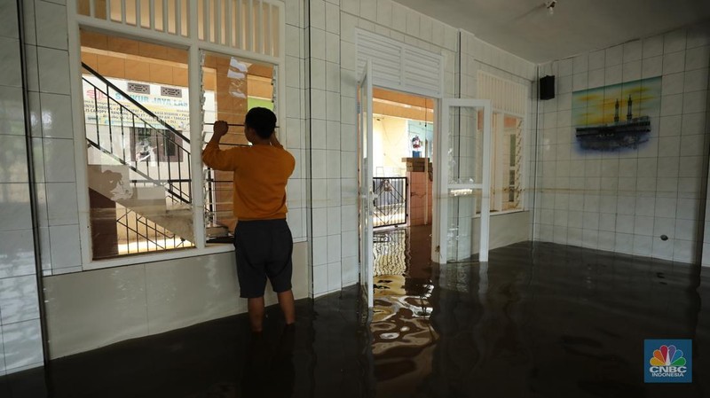 Tanggul Baswedan jebol akibat hujan deras dan luapan Kali PHB di Kali Pulo Jatipadang, Jakarta, Jumat (31/10/2025). (CNBC Indonesia/Tri Susilo) Tanggul Baswedan jebol akibat hujan deras dan luapan Kali PHB di Kali Pulo Jatipadang, Jakarta, Jumat (31/10/2025). (CNBC Indonesia/Tri Susilo)