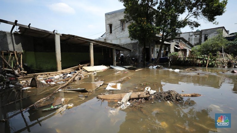 Tanggul Baswedan jebol akibat hujan deras dan luapan Kali PHB di Kali Pulo Jatipadang, Jakarta, Jumat (31/10/2025). (CNBC Indonesia/Tri Susilo) Tanggul Baswedan jebol akibat hujan deras dan luapan Kali PHB di Kali Pulo Jatipadang, Jakarta, Jumat (31/10/2025). (CNBC Indonesia/Tri Susilo)