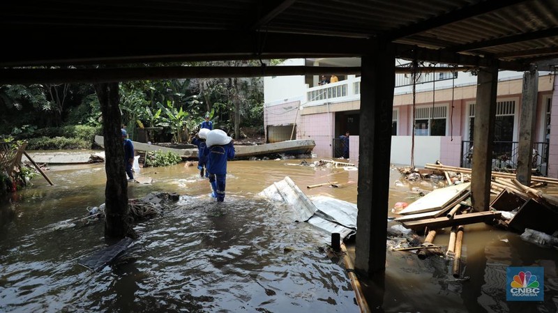 Tanggul Baswedan jebol akibat hujan deras dan luapan Kali PHB di Kali Pulo Jatipadang, Jakarta, Jumat (31/10/2025). (CNBC Indonesia/Tri Susilo) Tanggul Baswedan jebol akibat hujan deras dan luapan Kali PHB di Kali Pulo Jatipadang, Jakarta, Jumat (31/10/2025). (CNBC Indonesia/Tri Susilo)