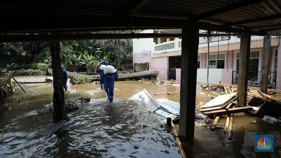 Tanggul Baswedan jebol akibat hujan deras dan luapan Kali PHB di Kali Pulo Jatipadang, Jakarta, Jumat (31/10/2025). (CNBC Indonesia/Tri Susilo) Tanggul Baswedan jebol akibat hujan deras dan luapan Kali PHB di Kali Pulo Jatipadang, Jakarta, Jumat (31/10/2025). (CNBC Indonesia/Tri Susilo)