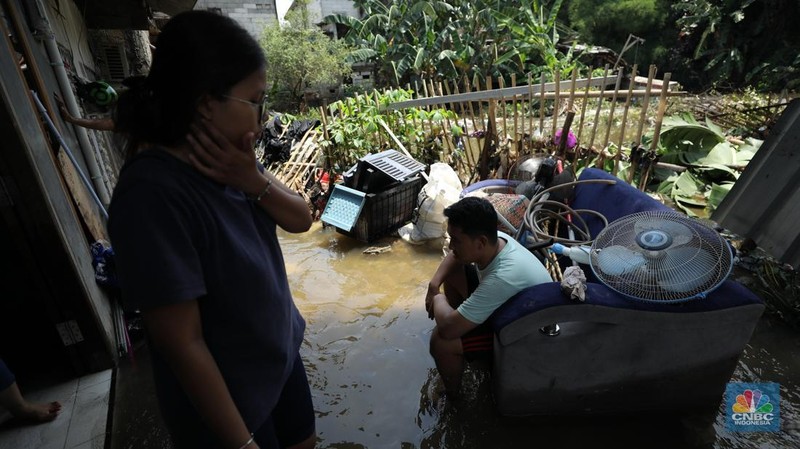 Tanggul Baswedan jebol akibat hujan deras dan luapan Kali PHB di Kali Pulo Jatipadang, Jakarta, Jumat (31/10/2025). (CNBC Indonesia/Tri Susilo) Tanggul Baswedan jebol akibat hujan deras dan luapan Kali PHB di Kali Pulo Jatipadang, Jakarta, Jumat (31/10/2025). (CNBC Indonesia/Tri Susilo)