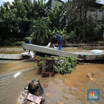 Potret Tanggul Baswedan Jebol, Warga Jati Padang Terendam Banjir