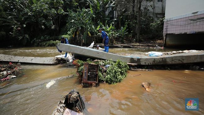 Potret Tanggul Baswedan Jebol, Warga Jatipadang Terendam Banjir