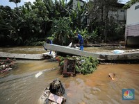 Potret Tanggul Baswedan Jebol, Warga Jati Padang Terendam Banjir