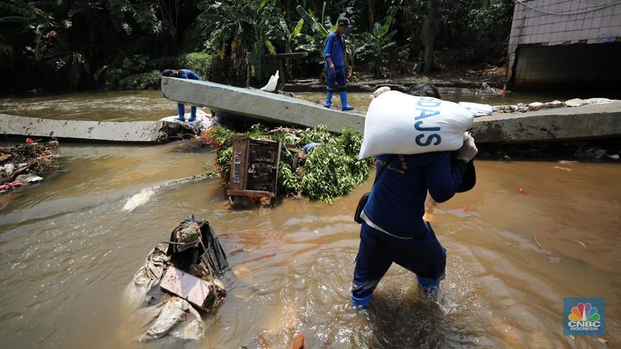 Tanggul Baswedan jebol akibat hujan deras dan luapan Kali PHB di Kali Pulo Jatipadang, Jakarta, Jumat (31/10/2025). (CNBC Indonesia/Tri Susilo) Tanggul Baswedan jebol akibat hujan deras dan luapan Kali PHB di Kali Pulo Jatipadang, Jakarta, Jumat (31/10/2025). (CNBC Indonesia/Tri Susilo)