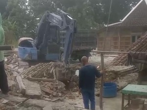 Pria Hancurkan Rumah Pakai Backhoe Klaim Kantongi CCTV Perselingkuhan Istrinya