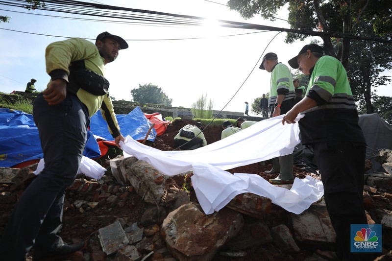 Tembok Pembatas Makam Jebol 10 Jenazah di Relokasi. (CNBC Indonesia/Tri Susilo) Tembok Pembatas Makam Jebol 10 Jenazah di Relokasi. (CNBC Indonesia/Tri Susilo)