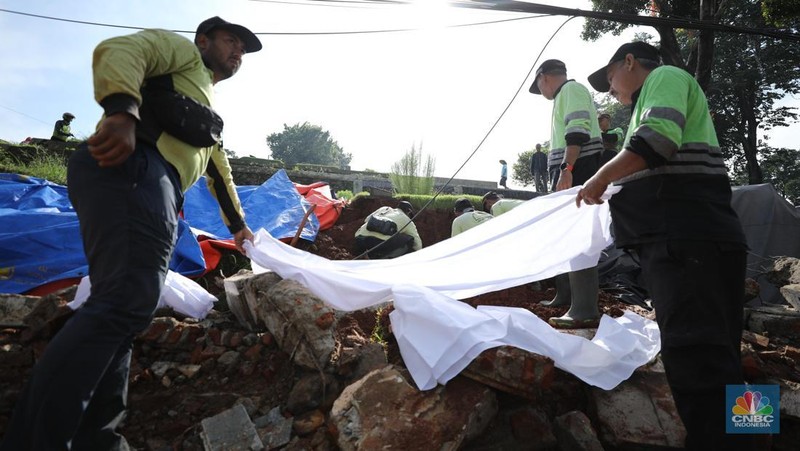 Tembok Pembatas Makam Jebol 10 Jenazah di Relokasi. (CNBC Indonesia/Tri Susilo) Tembok Pembatas Makam Jebol 10 Jenazah di Relokasi. (CNBC Indonesia/Tri Susilo)