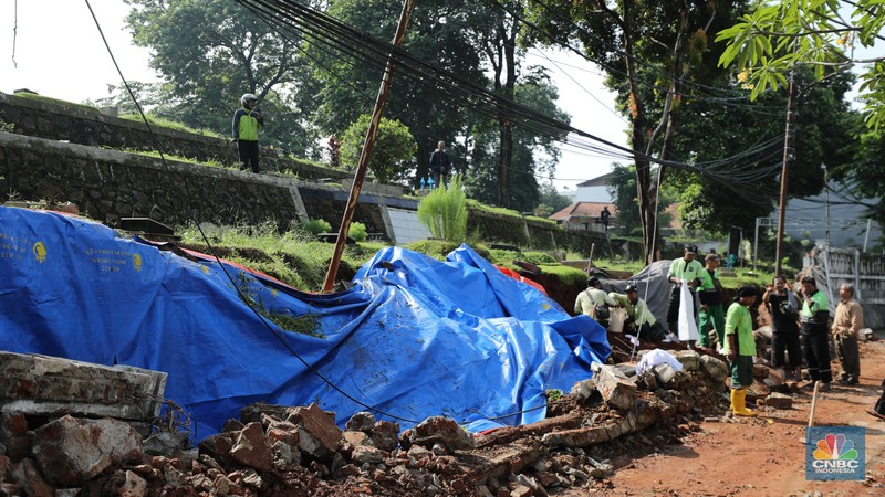 Tembok Pembatas Makam Jebol 10 Jenazah di Relokasi. (CNBC Indonesia/Tri Susilo) Tembok Pembatas Makam Jebol 10 Jenazah di Relokasi. (CNBC Indonesia/Tri Susilo)