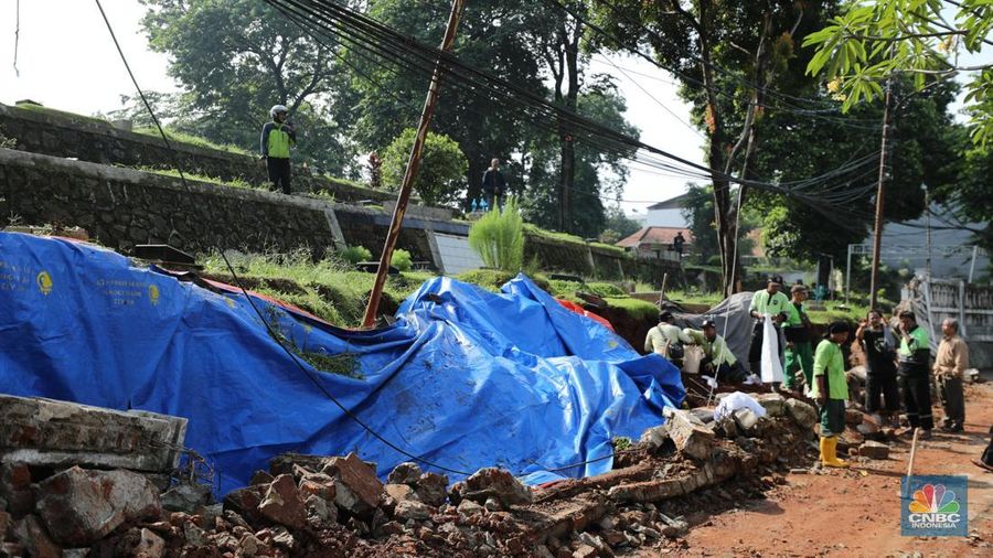 Tembok Pembatas Makam Jebol 10 Jenazah di Relokasi. (CNBC Indonesia/Tri Susilo) Tembok Pembatas Makam Jebol 10 Jenazah di Relokasi. (CNBC Indonesia/Tri Susilo)