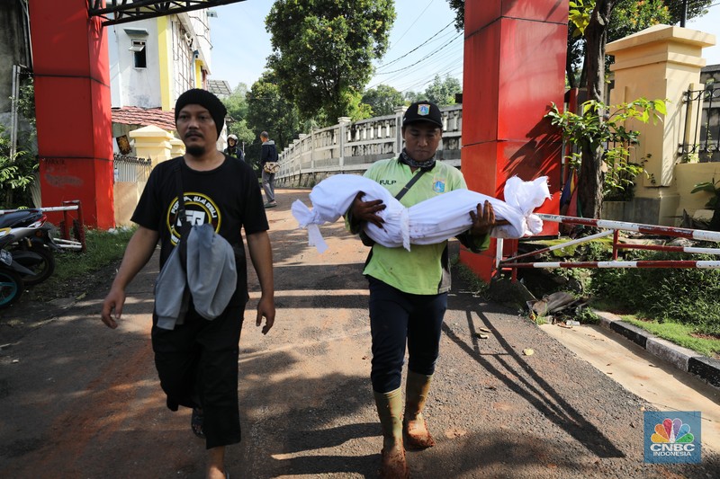 Tembok Pembatas Makam Jebol 10 Jenazah di Relokasi. (CNBC Indonesia/Tri Susilo) Tembok Pembatas Makam Jebol 10 Jenazah di Relokasi. (CNBC Indonesia/Tri Susilo)