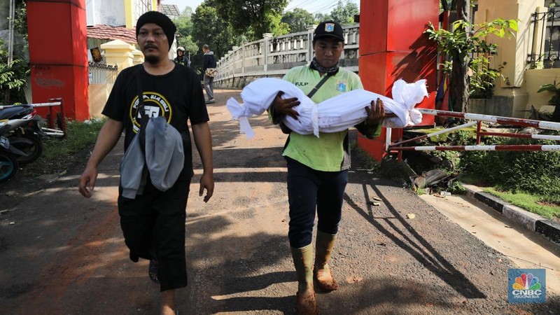 Tembok Pembatas Makam Jebol 10 Jenazah di Relokasi. (CNBC Indonesia/Tri Susilo) Tembok Pembatas Makam Jebol 10 Jenazah di Relokasi. (CNBC Indonesia/Tri Susilo)