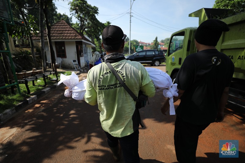 Tembok Pembatas Makam Jebol 10 Jenazah di Relokasi. (CNBC Indonesia/Tri Susilo) Tembok Pembatas Makam Jebol 10 Jenazah di Relokasi. (CNBC Indonesia/Tri Susilo)