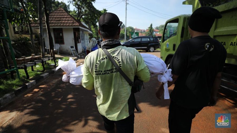 Tembok Pembatas Makam Jebol 10 Jenazah di Relokasi. (CNBC Indonesia/Tri Susilo) Tembok Pembatas Makam Jebol 10 Jenazah di Relokasi. (CNBC Indonesia/Tri Susilo)