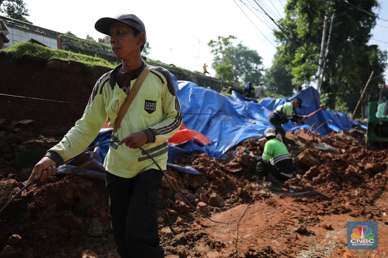 Tembok Pembatas Makam Jebol 10 Jenazah di Relokasi. (CNBC Indonesia/Tri Susilo) Tembok Pembatas Makam Jebol 10 Jenazah di Relokasi. (CNBC Indonesia/Tri Susilo)