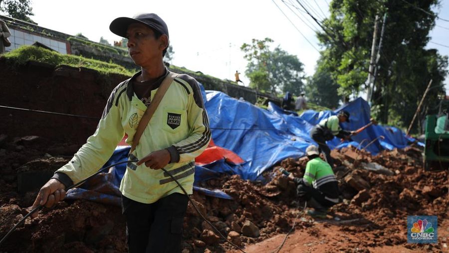 Tembok Pembatas Makam Jebol 10 Jenazah di Relokasi. (CNBC Indonesia/Tri Susilo) Tembok Pembatas Makam Jebol 10 Jenazah di Relokasi. (CNBC Indonesia/Tri Susilo)